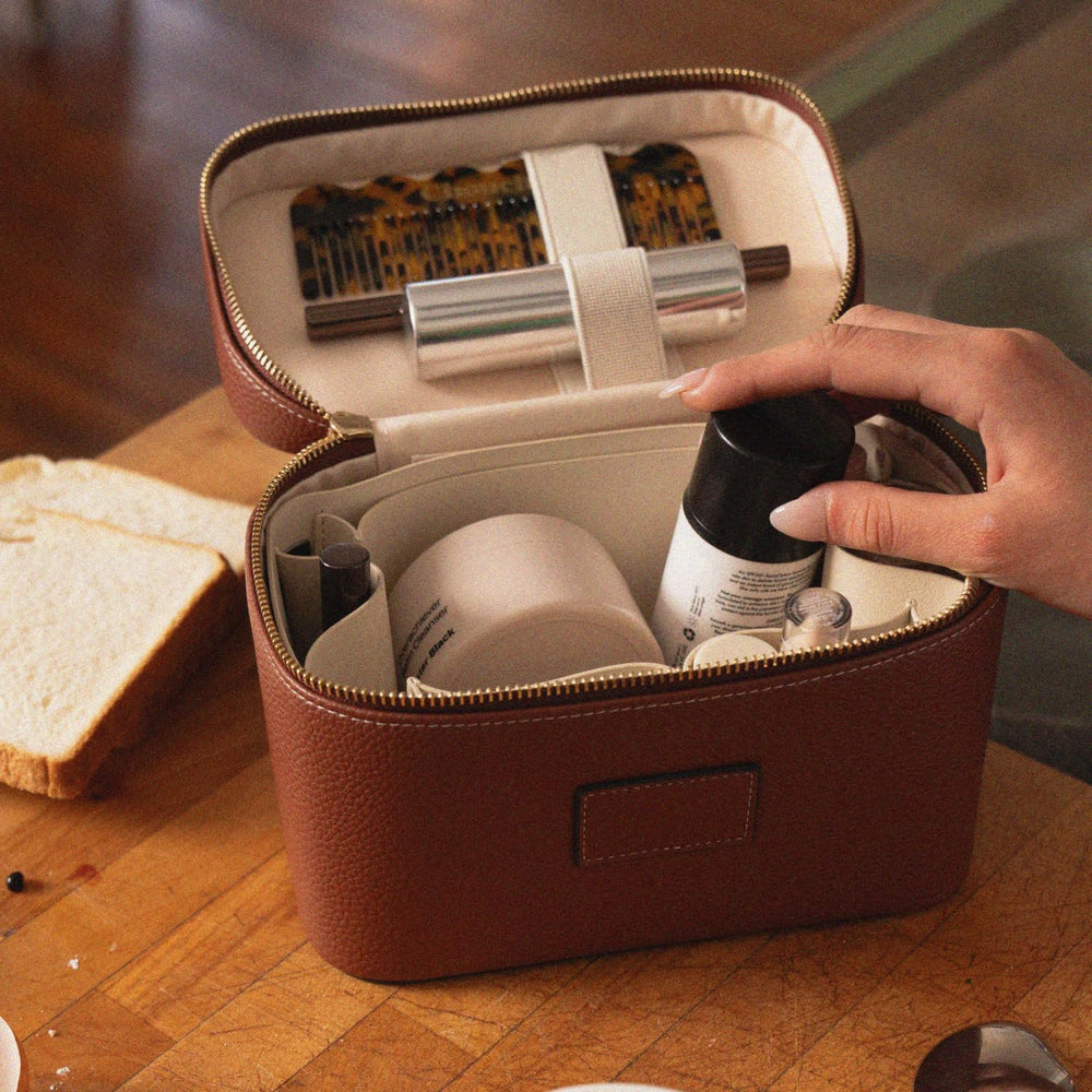 ETOILE Mini Vanity Case Ginger Brown fermeture éclair robuste pour utilisation durable.