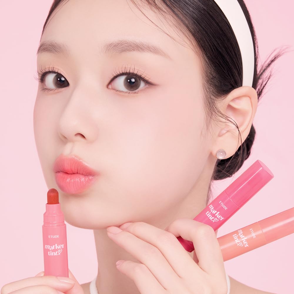 ETUDE Dear Darling Marker Tint fraise-brillance subtile apporte un léger effet brillant.