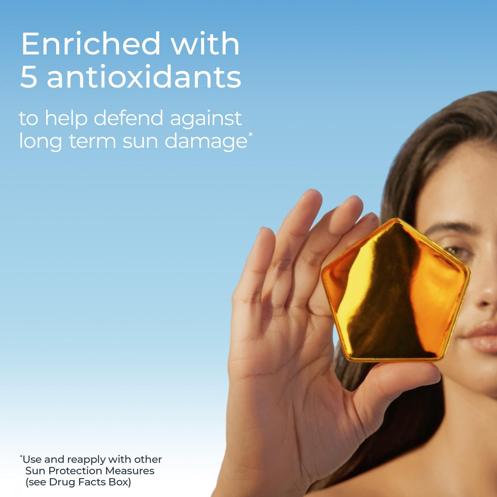 Application sur le visage avec Eucerin Sun Advanced Hydration SPF50.