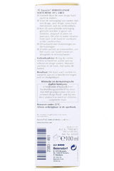 Application douce de la crème Eucerin UreaRepair sur le pied.