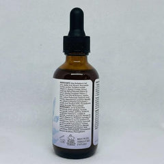Goutte-pipette du sérum pour une application précise et légère.