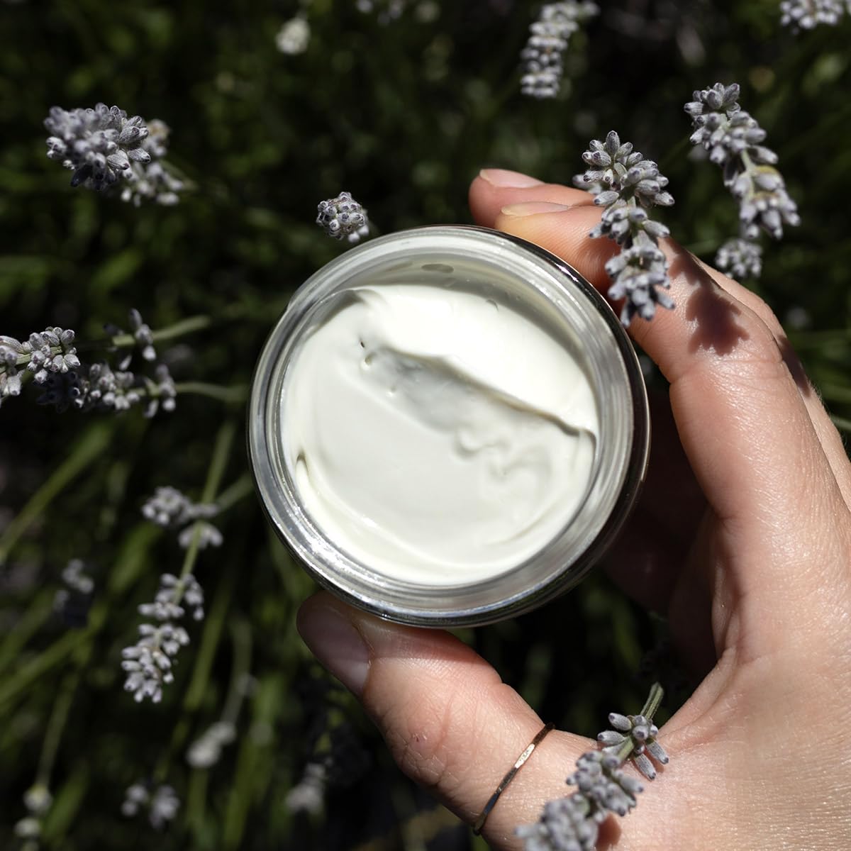Mélange d'huiles argane, tournesol et jojoba pour hydratation légère.