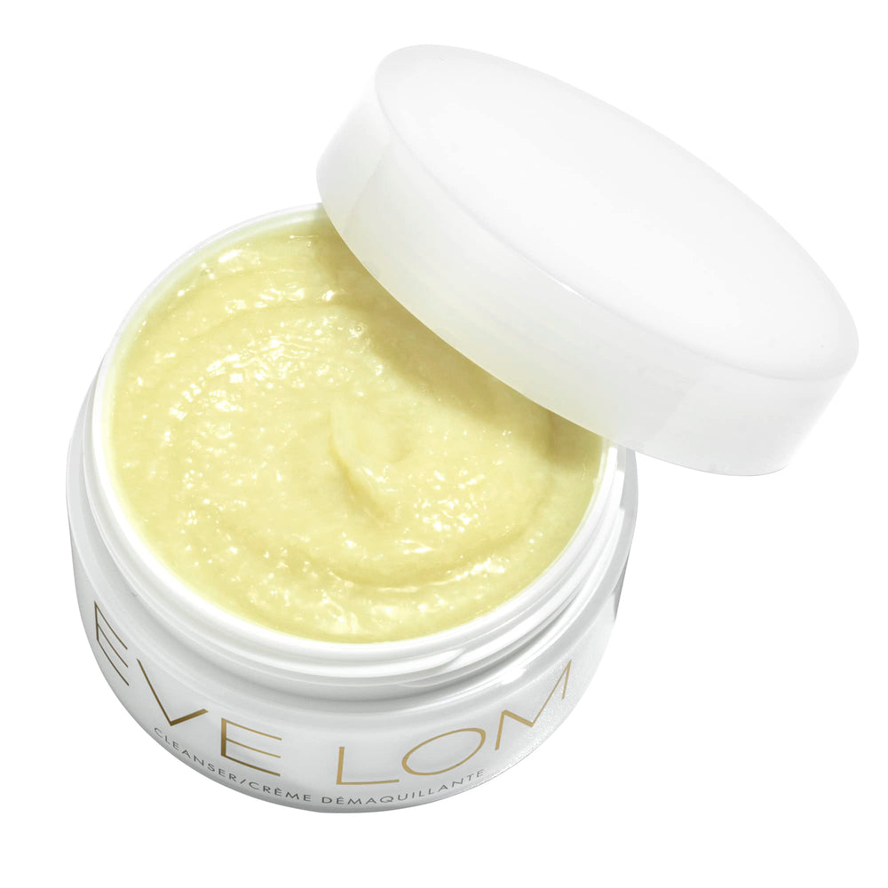 Application douce du baume EVE LOM sur le visage