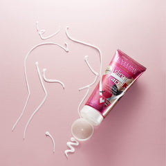 Texture crème appliquée, sensation douce et fermeté progressive