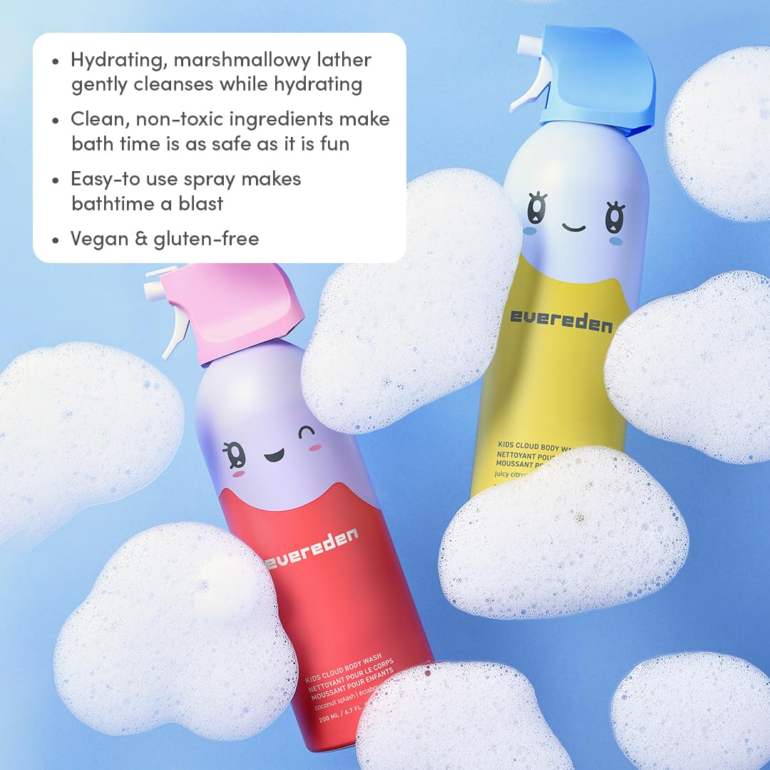Evereden bain nuage : enfants créent des formes imaginaires dans la mousse.
