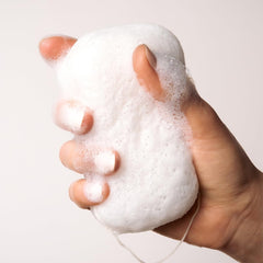 Exfoliation douce avec Everist konjac pour une peau plus nette et lisse.