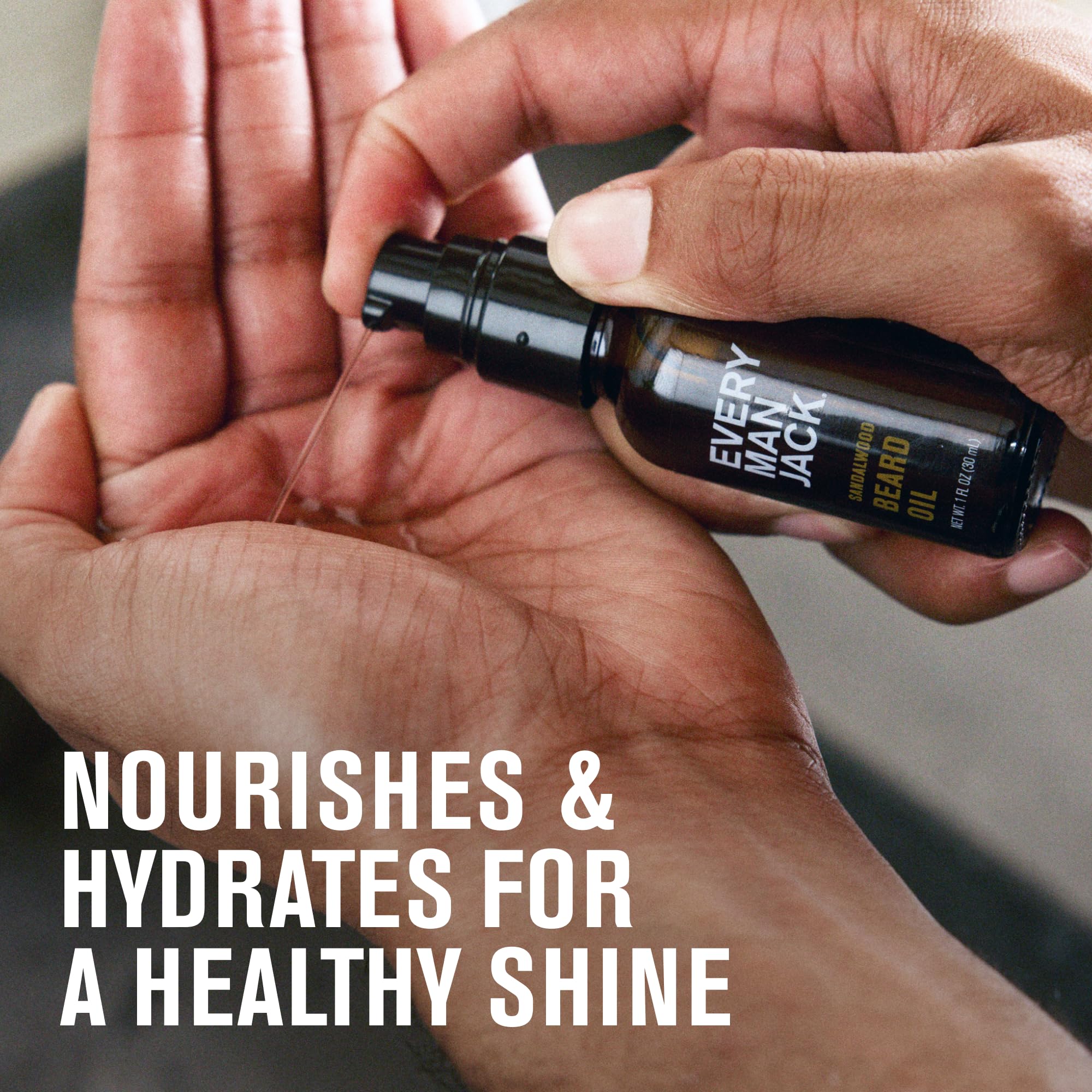 Goutte d'huile santal sur la peau, brillance naturelle.