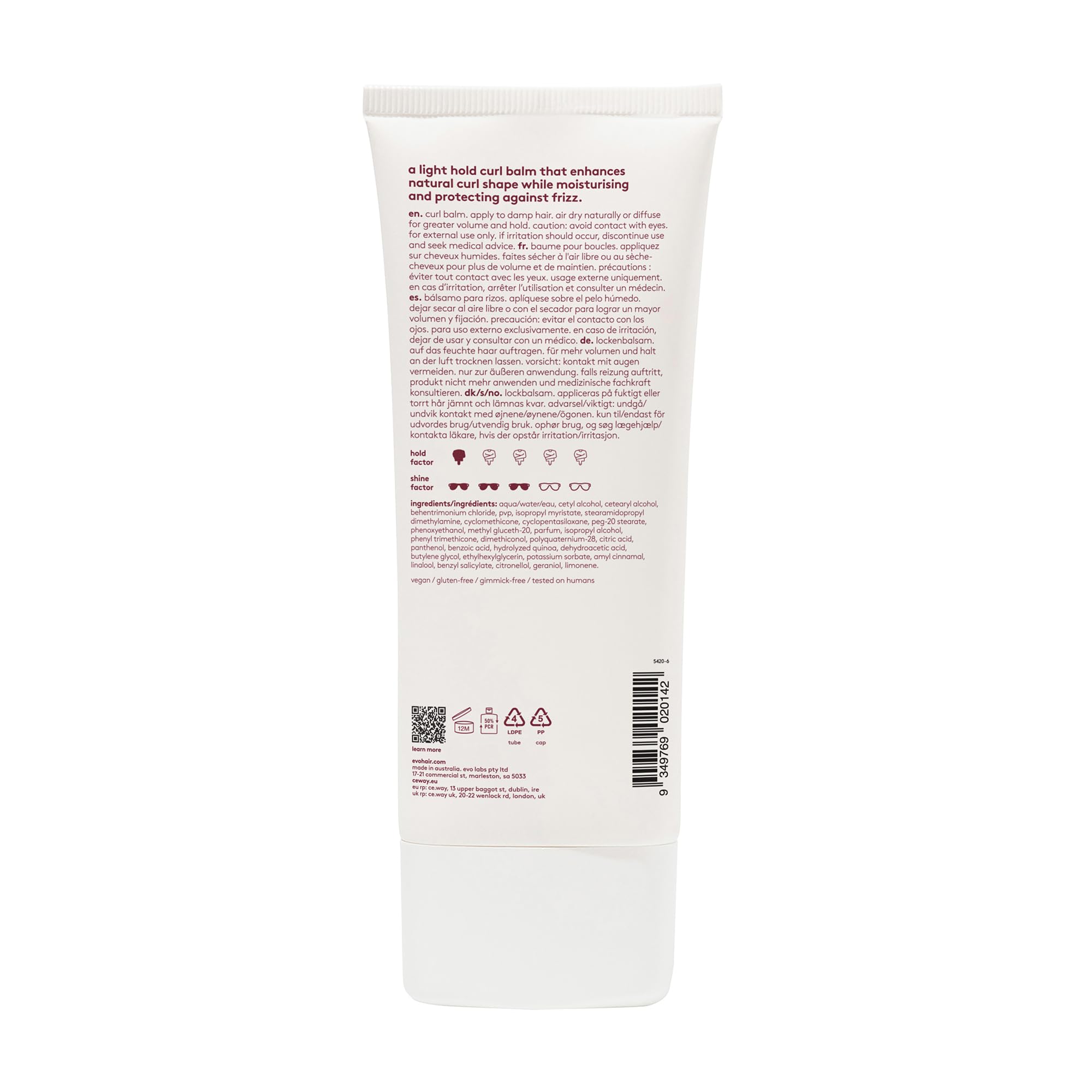 EVO baume appliqué sur cheveux secs, facilite le coiffage et le contrôle.