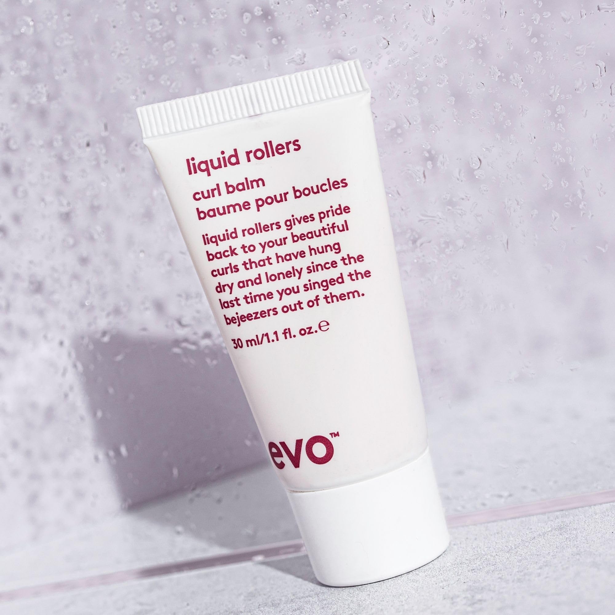 EVO baume boucles: hydratation légère qui accueille les cheveux sans poids