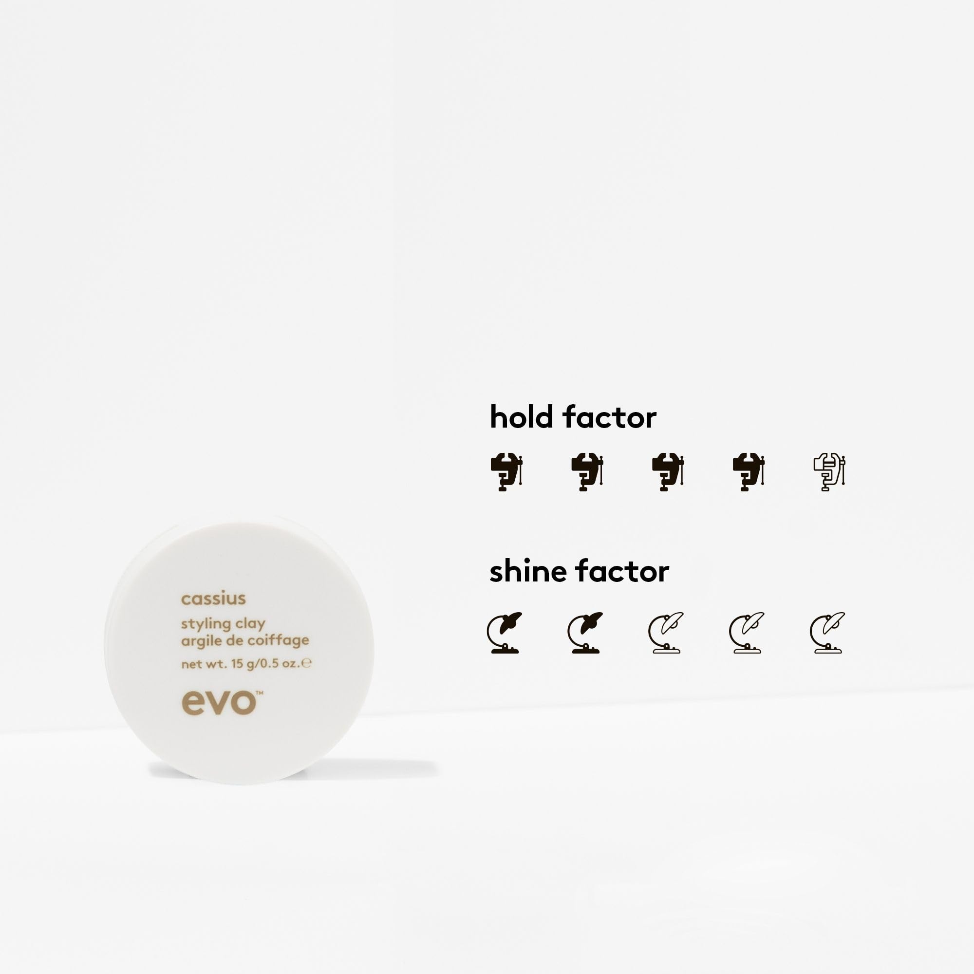 Application dans les cheveux avec EVO Cassius pour texture contrôlée.