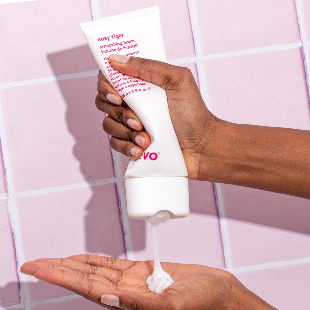 EVO Easy Tiger Smoothing Balm texture lisse révélant un contrôle des frisottis lors du coiffage.