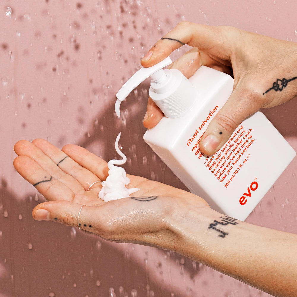 Cheveux après rinçage, brillance naturelle avec EVO Ritual Salvation