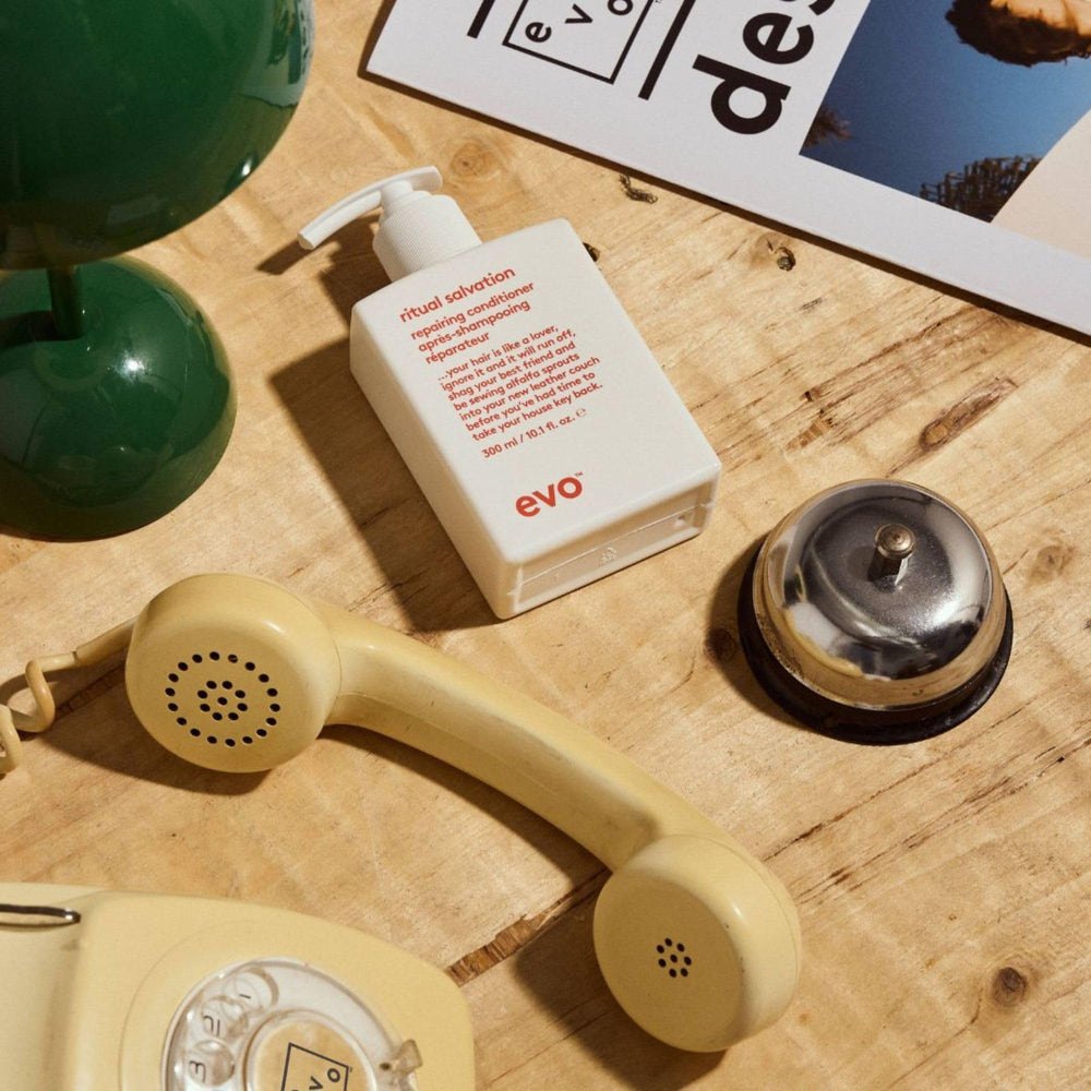 Démêlage délicat après application avec EVO Ritual Salvation sur cheveux humides