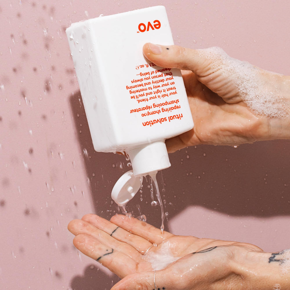 Bonne combabilité après rinçage grâce au Shampoing EVO Ritual Salvation.