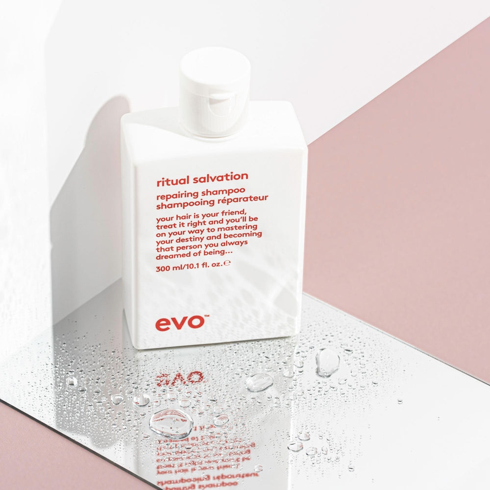 Hydratation en profondeur des longueurs avec EVO Ritual Salvation Shampoo.