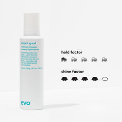 Application sur cheveux avec mousse légère, contrôle et souplesse.