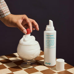 Cheveux brillants et naturels après utilisation de la mousse EVO.