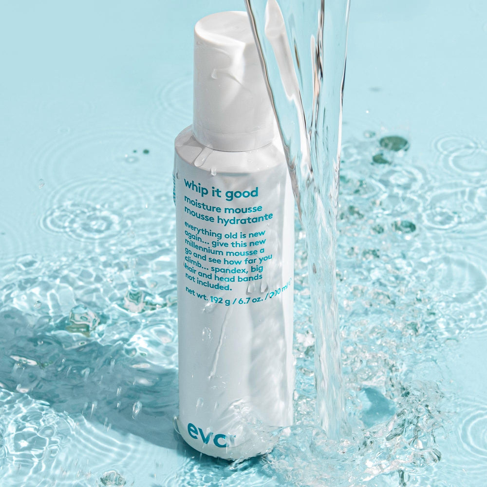 Soin nourrissant pour cheveux secs avec EVO Whip It Good Mousse.