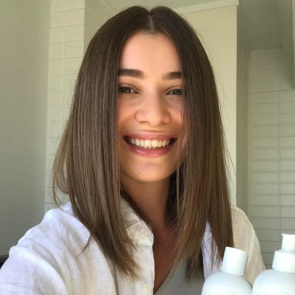 EVOLVh UltraShine Shampoing – mousse légère prête à rincer facilement.