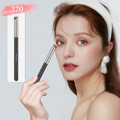 Mini pinceau concealer EVRCHGIEA 270Mini pour cernes précis.