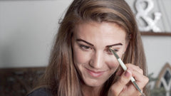 Existing Beauty application sourcils henné, précision pour un tracé net.