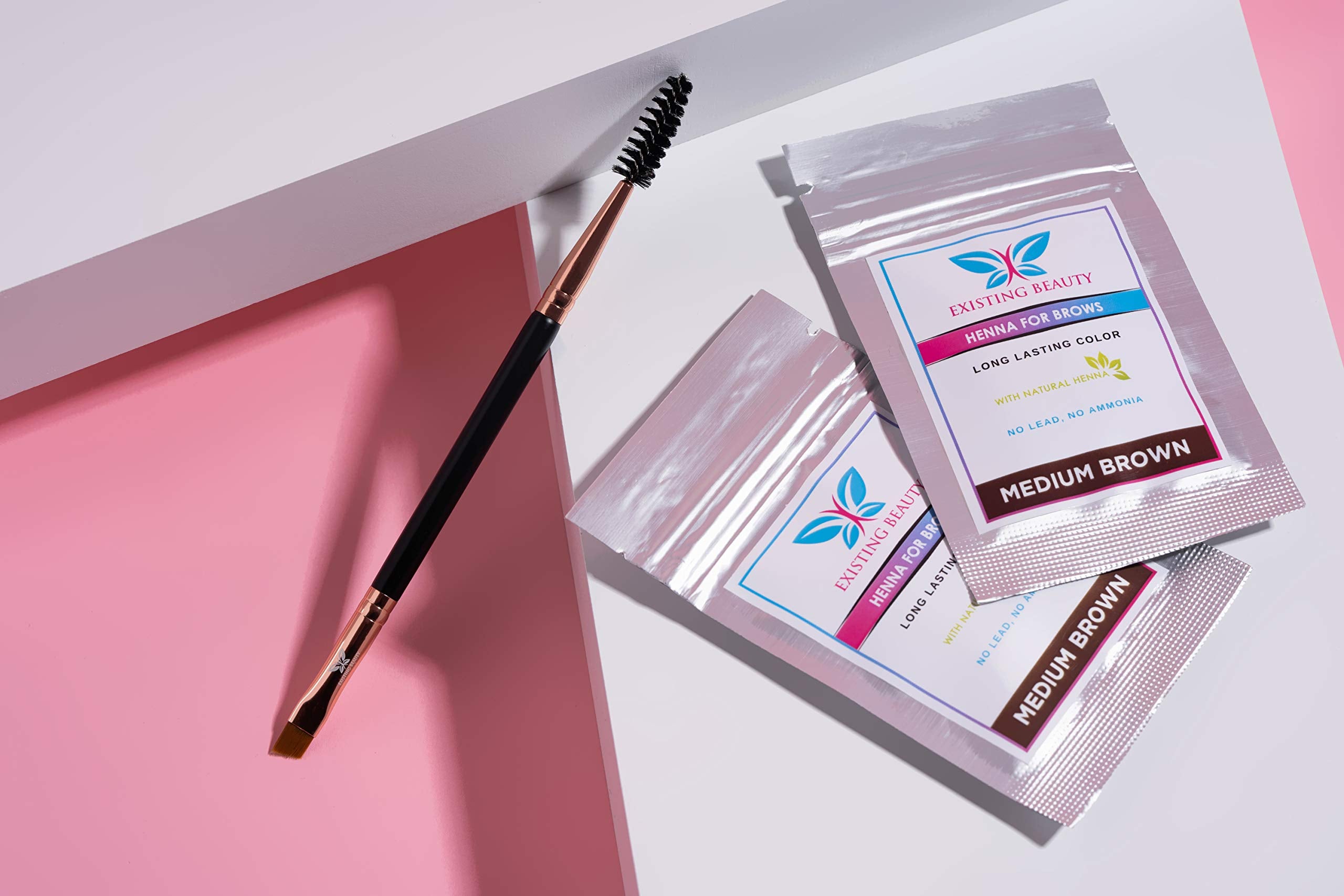 Existing Beauty gros plan sur la brosse, application douce et homogène.