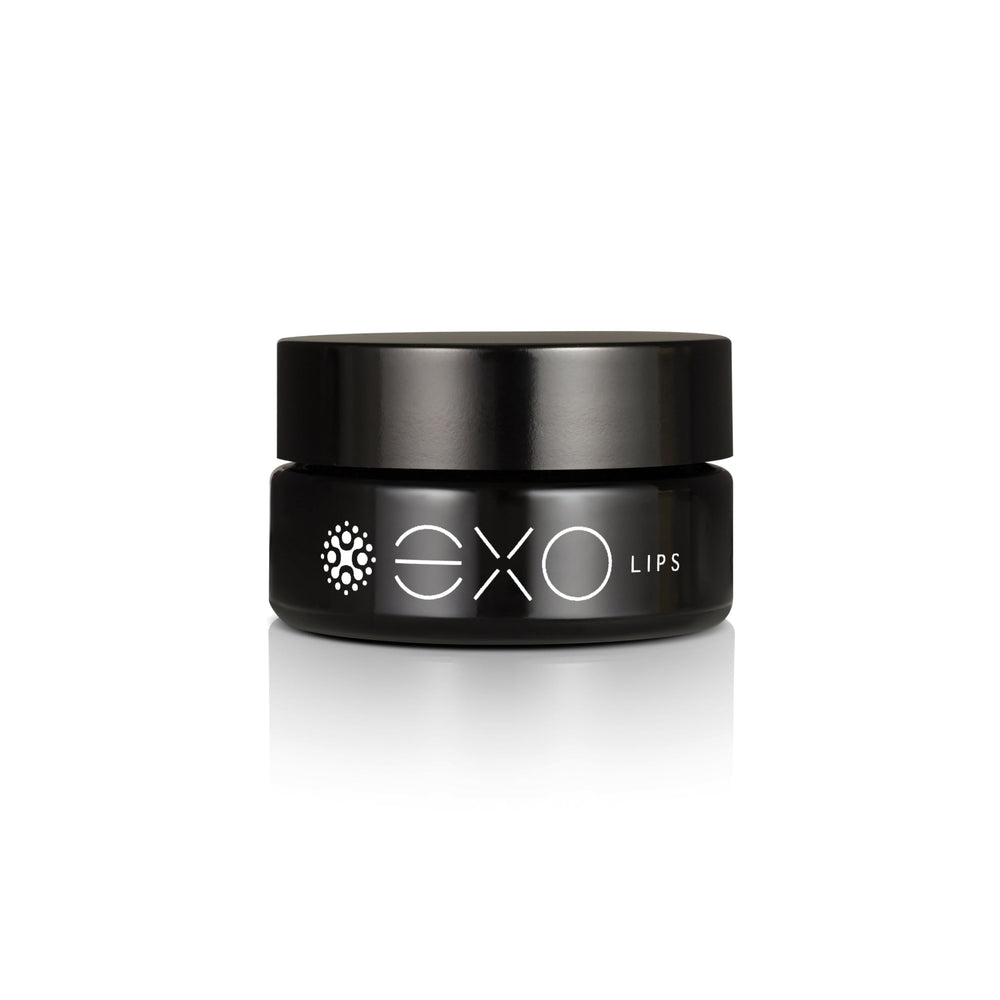 EXO LIPS montre sa bouteille de 15 ml prête à hydrater rapidement les lèvres.