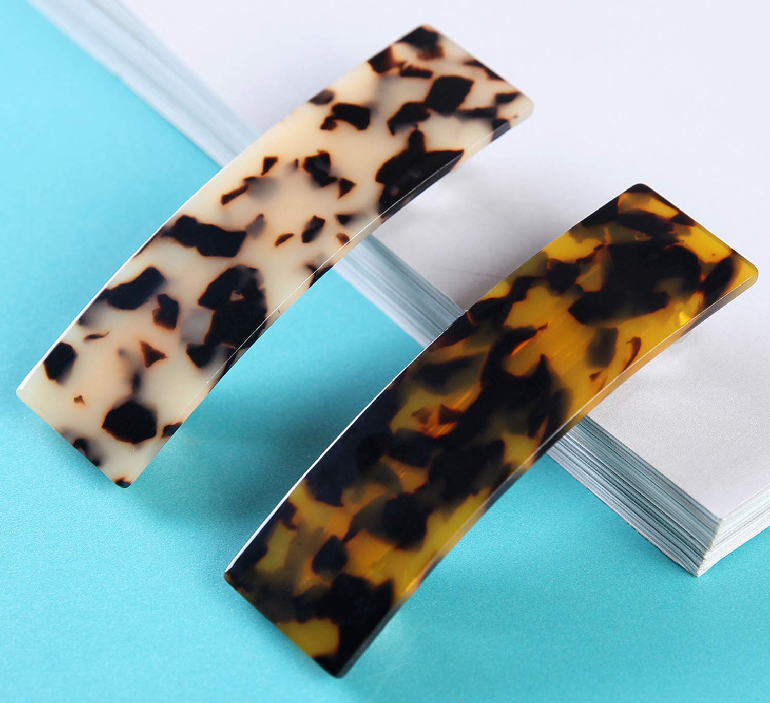 Eyegla barrettes 9 cm sur 2,5 cm, adaptées aux cheveux moyens.