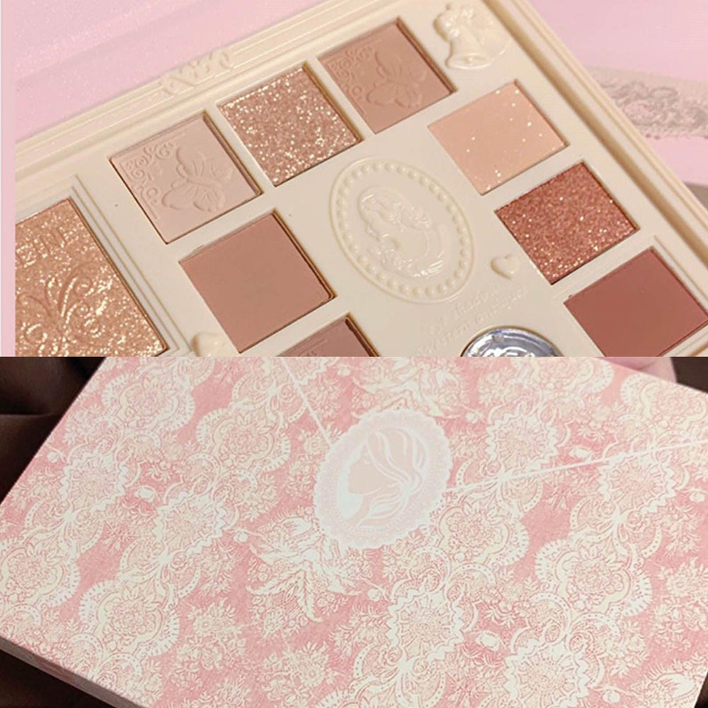 Pigmentation riche et longue tenue sans pli visible.