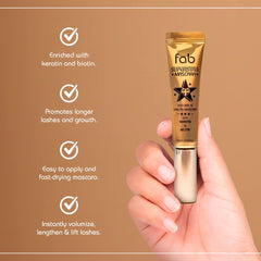 Application des cils avec Fab Superstar Mascara pour une définition sans paquet.