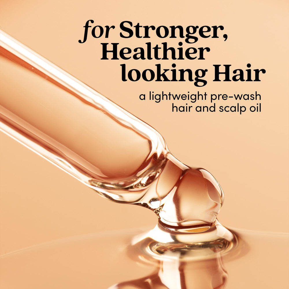 Sérum HoliRoots texture lisse sur cheveux abîmés et frisottis réduits.