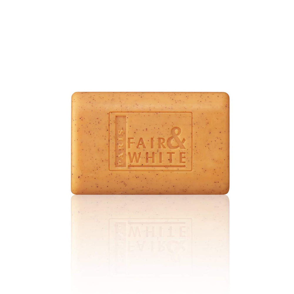 FAIR & WHITE Savon Exfoliant Original, teint potentiellement plus lumineux après utilisation.