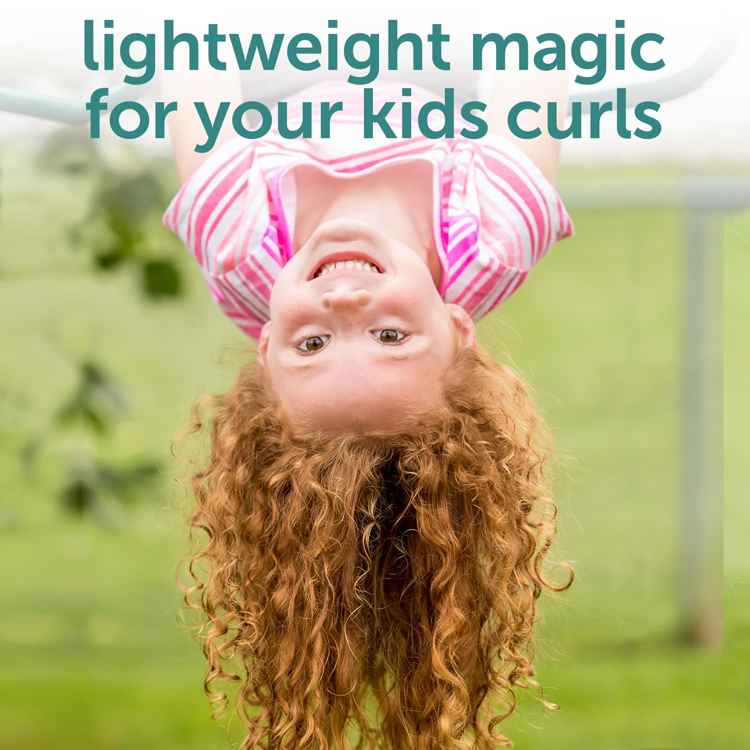 Rebond sans frisottis grâce au Curly-Q Refresher pour boucles des enfants.