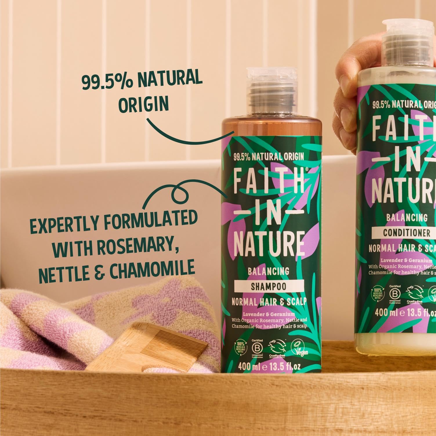 Shampoing Faith in Nature mousse légère et lavage délicat pour cheveux propres.