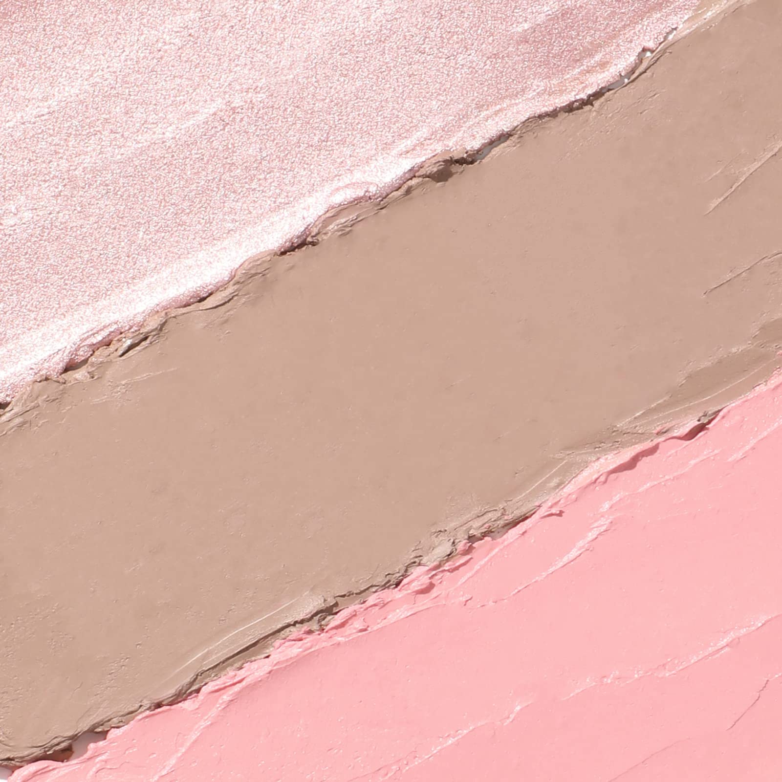 Falocutus ensemble contour-blush- illuminateur : look polyvalent.