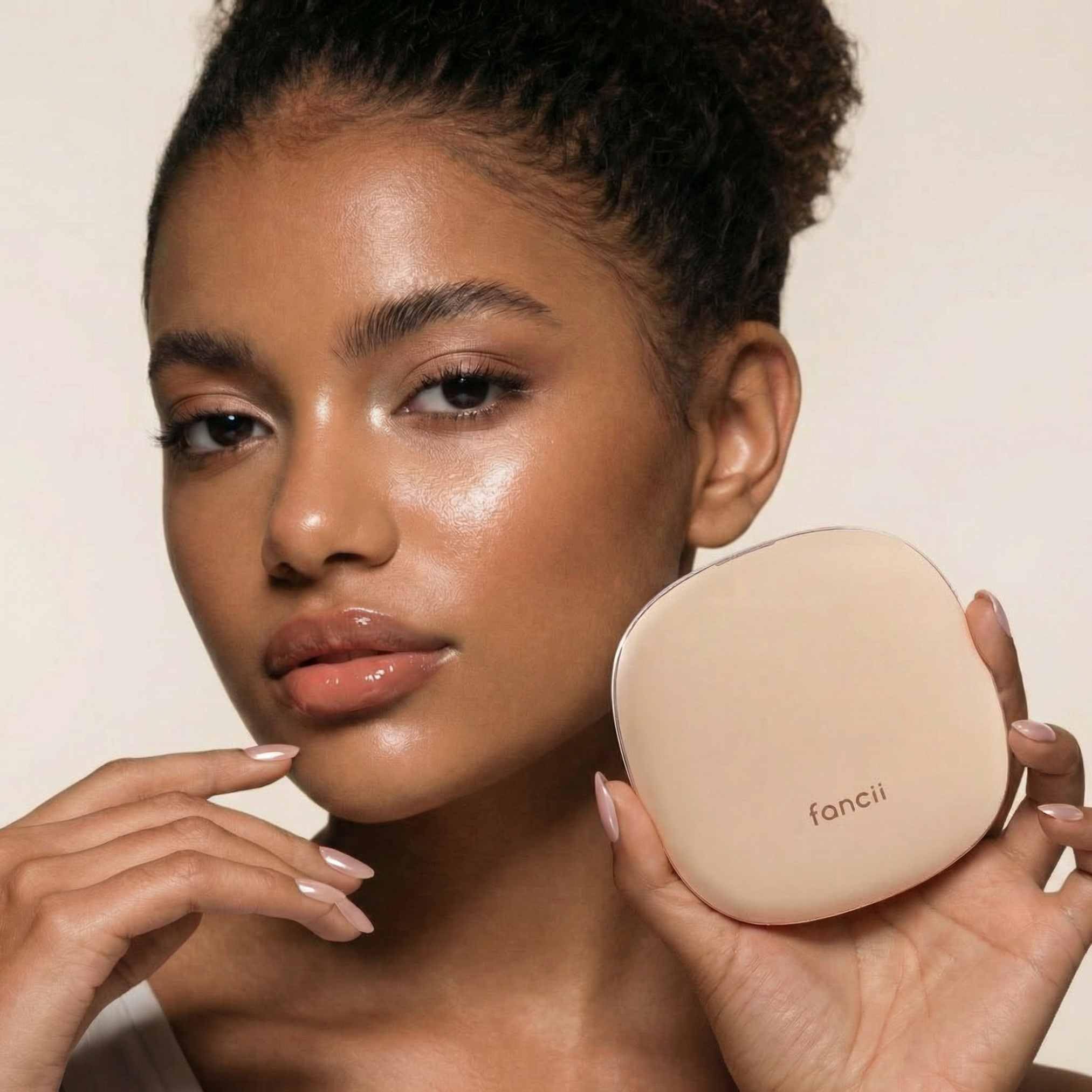 Éclairage LED triple du Mila 2 pour un maquillage précis à tout moment.