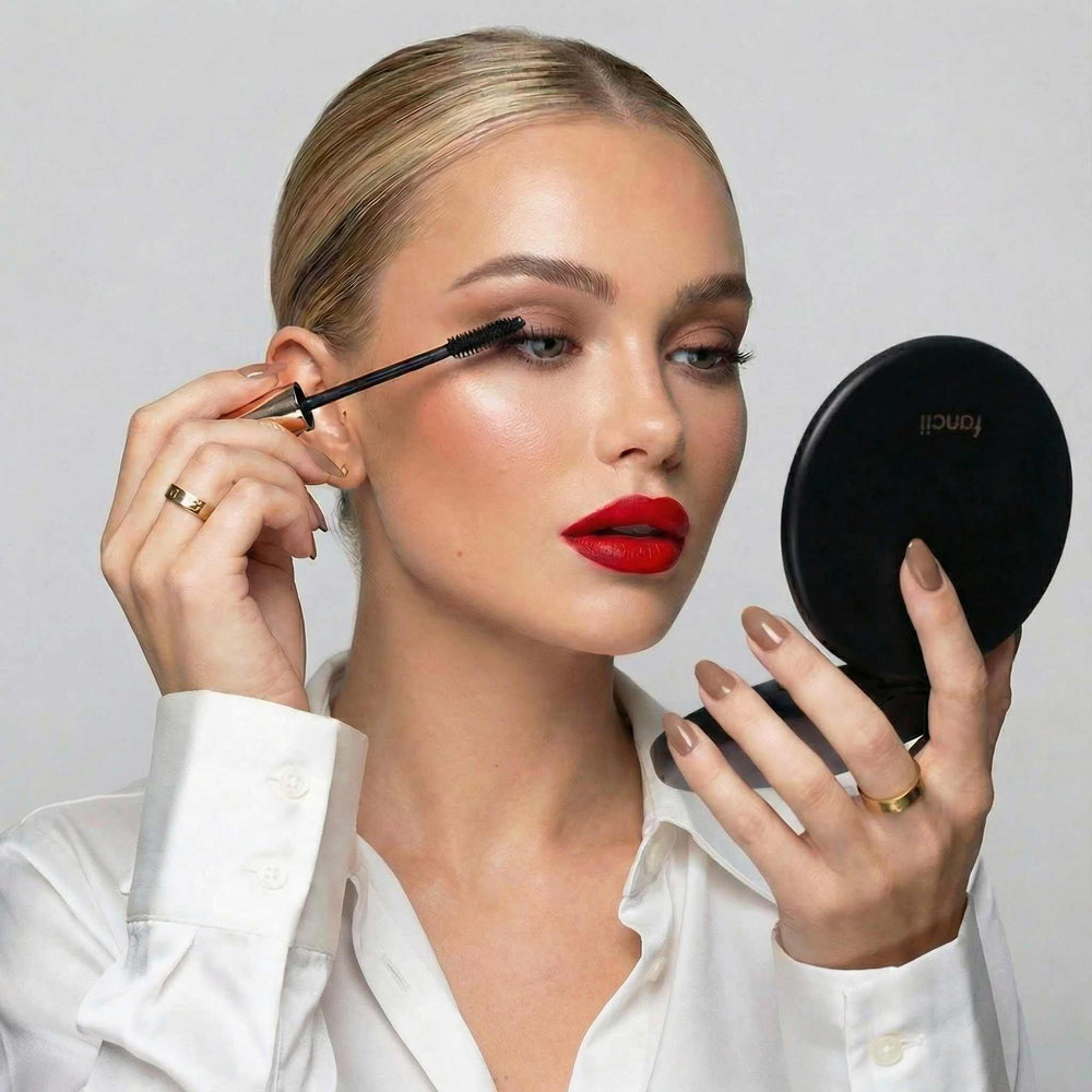 Fancii Taylor avec agrandissement 10x pour précision du maquillage.