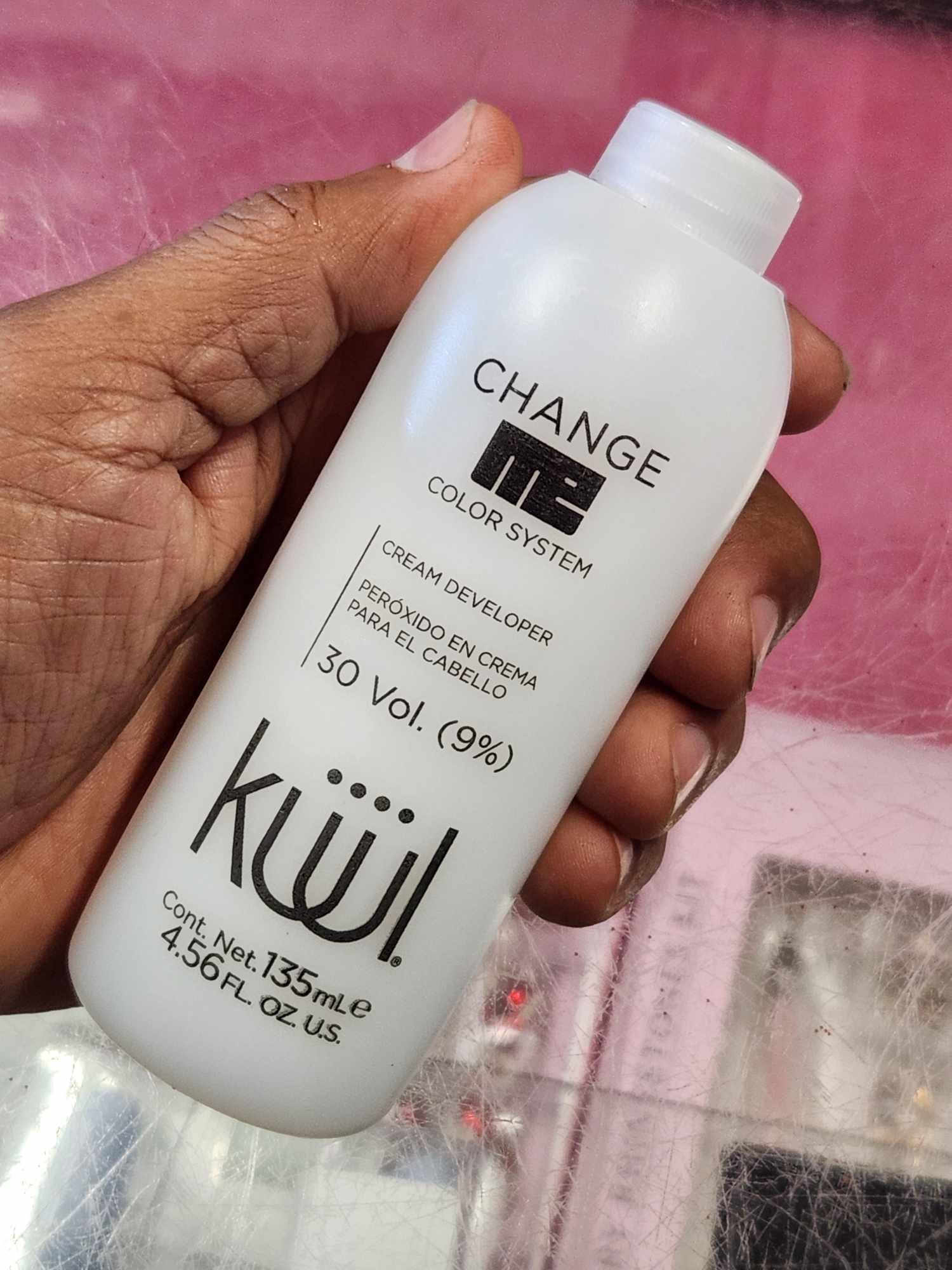 Préparation avant coloration avec Küül Change Me Peroxide pour résultats uniformes