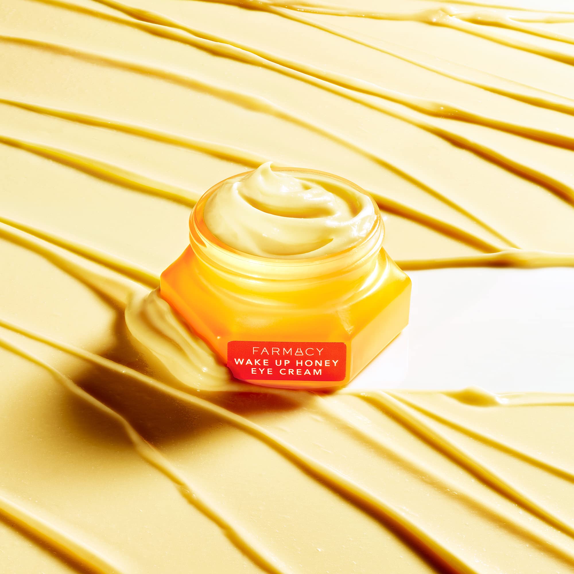 Texture soyeuse de Farmacy Crème Yeux Miel, prête à hydrater le contour.