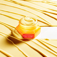 Texture soyeuse de Farmacy Crème Yeux Miel, prête à hydrater le contour.