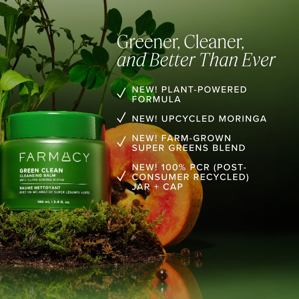 Massage du balm Farmacy Green Clean sur peau sèche pour un démaquillage efficace