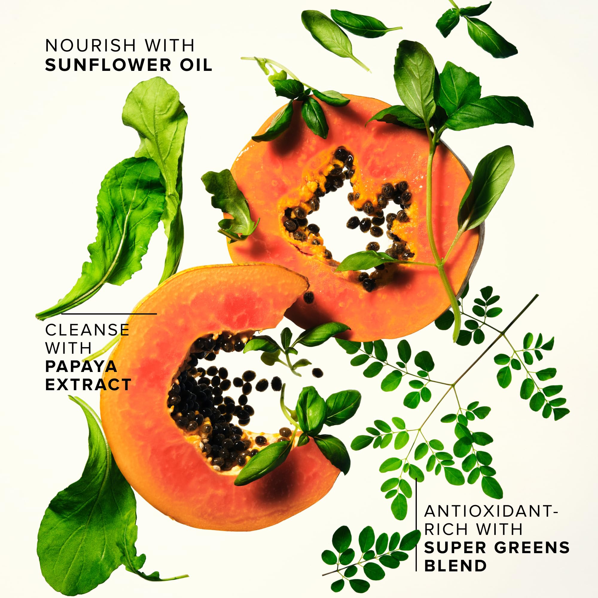 Démaquillage du mascara waterproof par Farmacy Green Clean sans tiraillement.