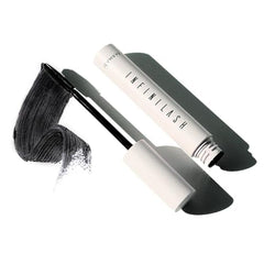 FARMASi Infinilash Mascara finition sans paquets grâce à une texture lisse et homogène.