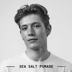 Texture légère et vagues naturelles avec Fatboy pomade sel de mer.