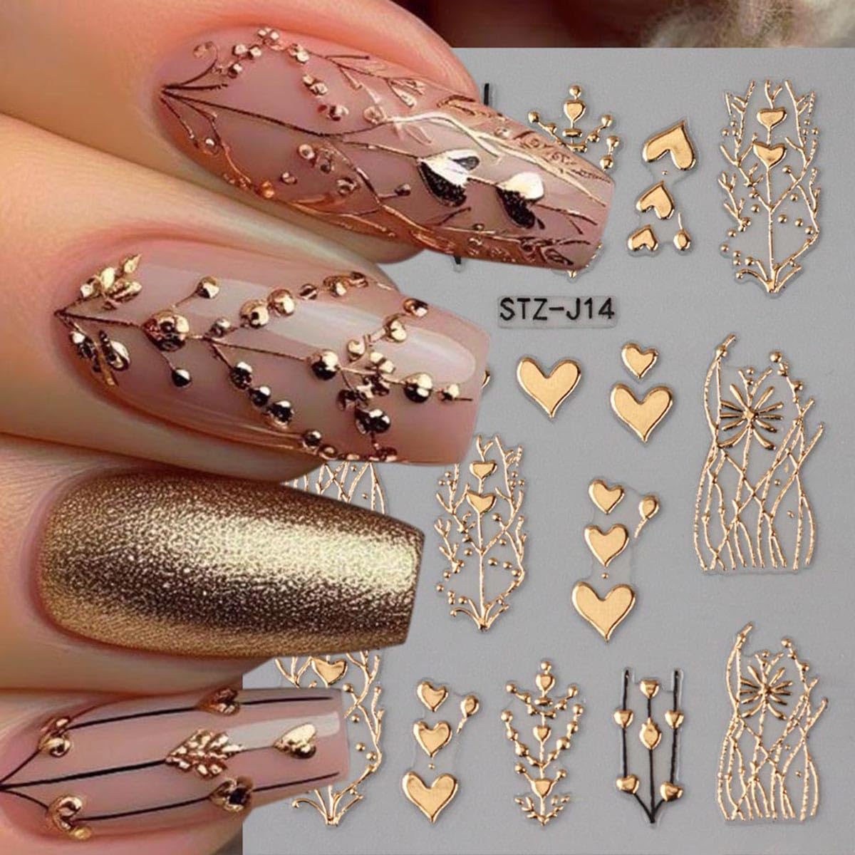 FBABFBUO Coeurs dorés détaillés sur ongles, finition élégante.