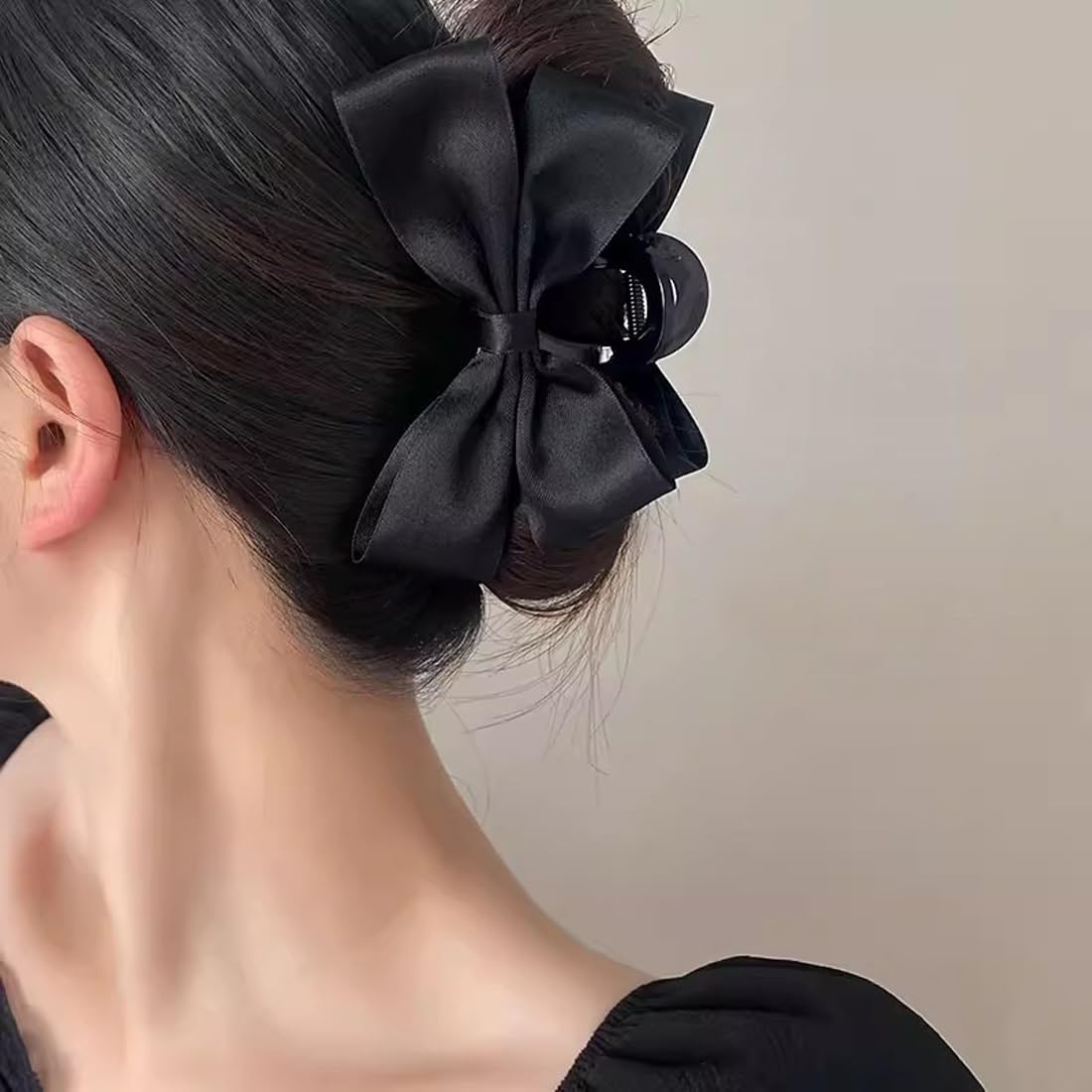 Pinces-cheveux nœud FDBJulyy utilisées au quotidien pour une coiffure rapide.