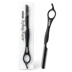 Rasoir Feather Styling avec poignée noire, équilibre parfait pour une coupe précise.