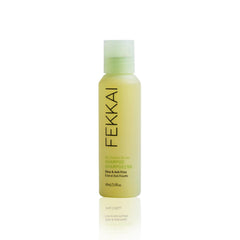 FEKKAI Brilliant Gloss Shampoo : bouteille centrale prête à une routine lumineuse.