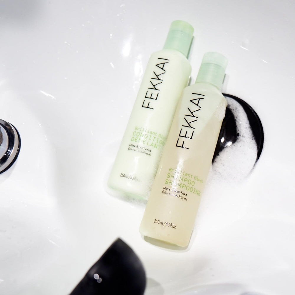 FEKKAI Brilliant Gloss Shampoo : mousse généreuse prête pour un lavage en douceur.