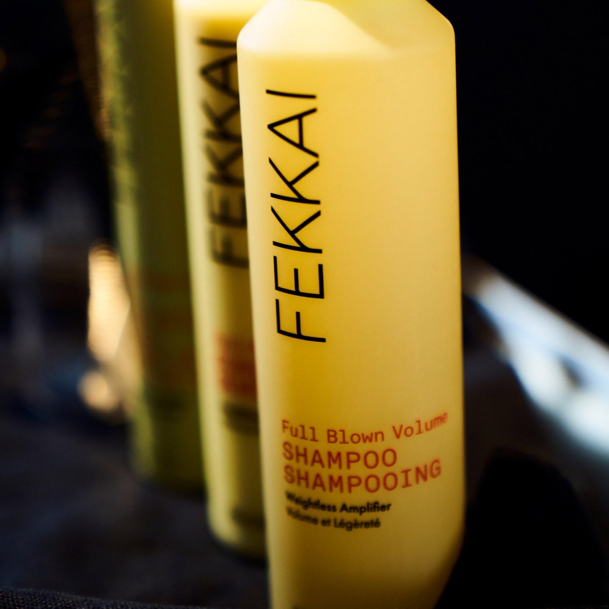 Eau de coco verte dans FEKKAI Full Blown Volume Shampoo pour donner du corps